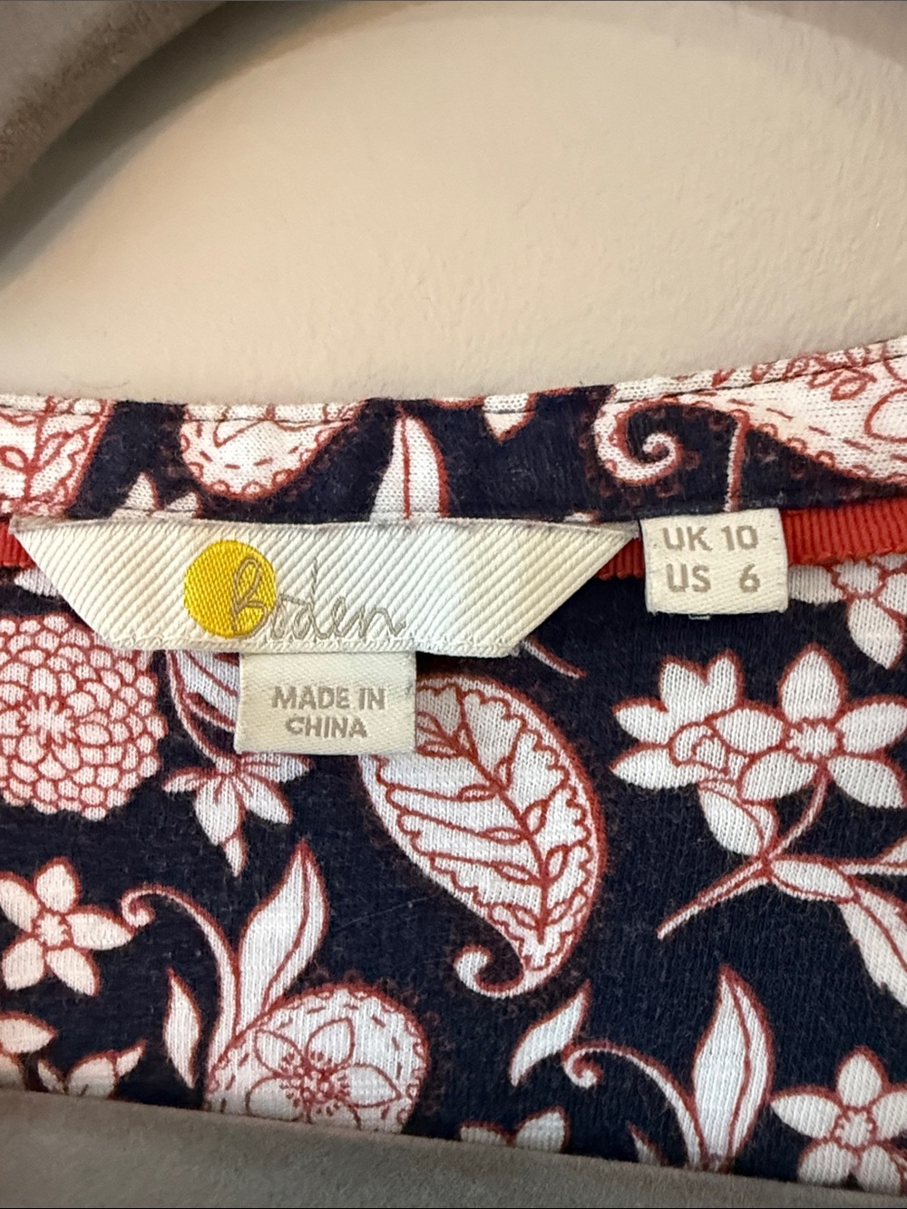 Boden Navy Blouse with Paisley Floral Print size 6 cotton and tencel - Picture 3 of 5